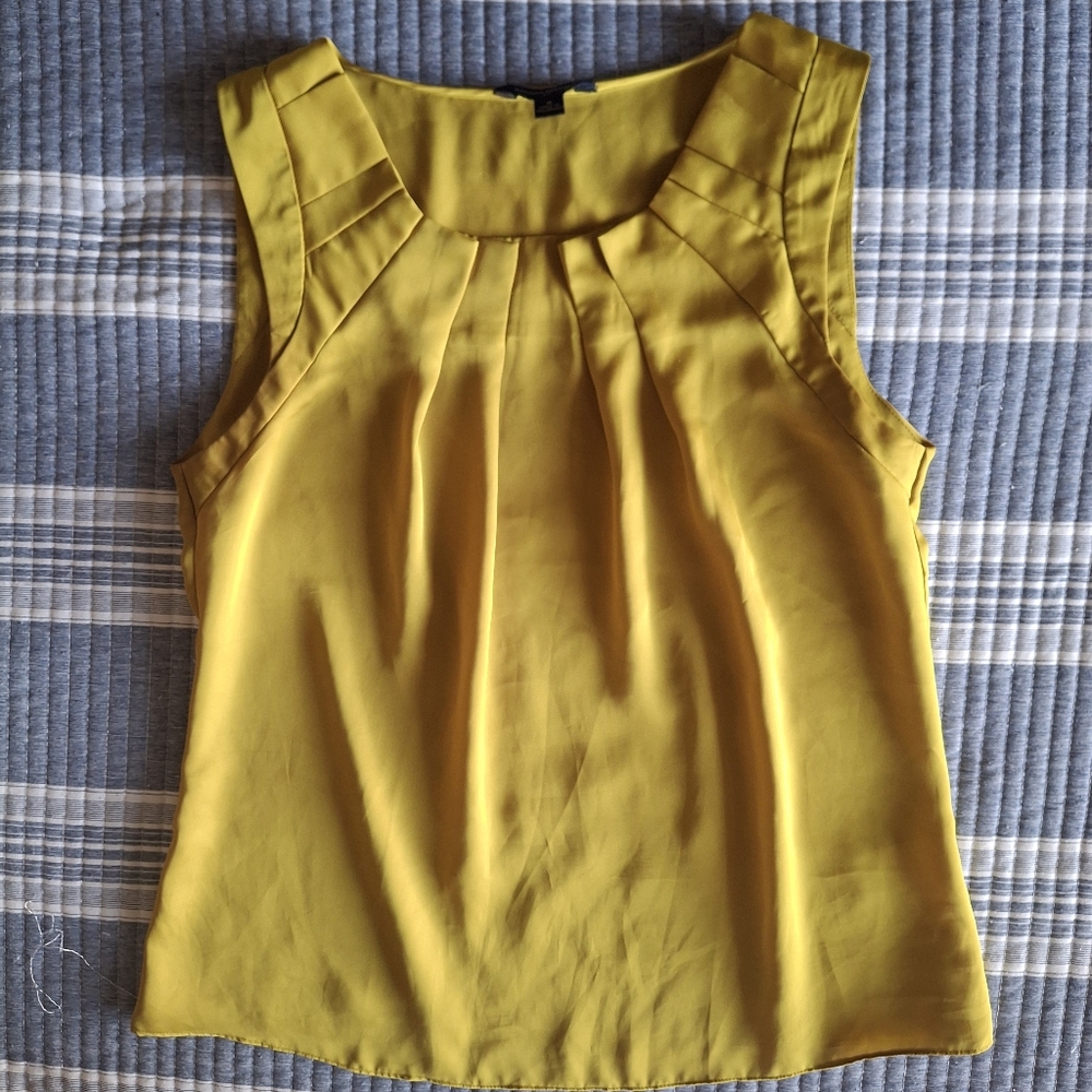 Banana Republic Guilded Green Satin Pleated Neck Sleeveless Top Gold Size M 8 10